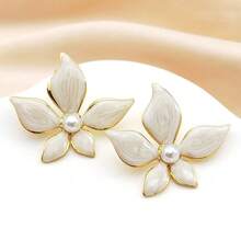 1 Pair Titanium Steel Oily Five-Petal Flower With Pearl Stud Earrings, Fashionable For Women