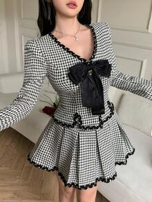 abyoxi 女士黑白千鸟格蝴蝶结装饰V领单排扣长袖外套上衣搭配A字百褶裙，黑色编织饰边粗花呢两件套，复古优雅，魅力性感，适合办公室通勤、日常外出、新年派对、浪漫情人节约会以及秋冬时尚场合。 - 黑色 - 查看 5