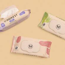 Toallitas perfumadas naturalmente Calm + Cleanse de The Honest Company| Toallitas de Limpieza Multitarea| 99% Agua, a base de plantas, hipoalergénico| Lavanda, 60 Unidades - 1 - Ver 5