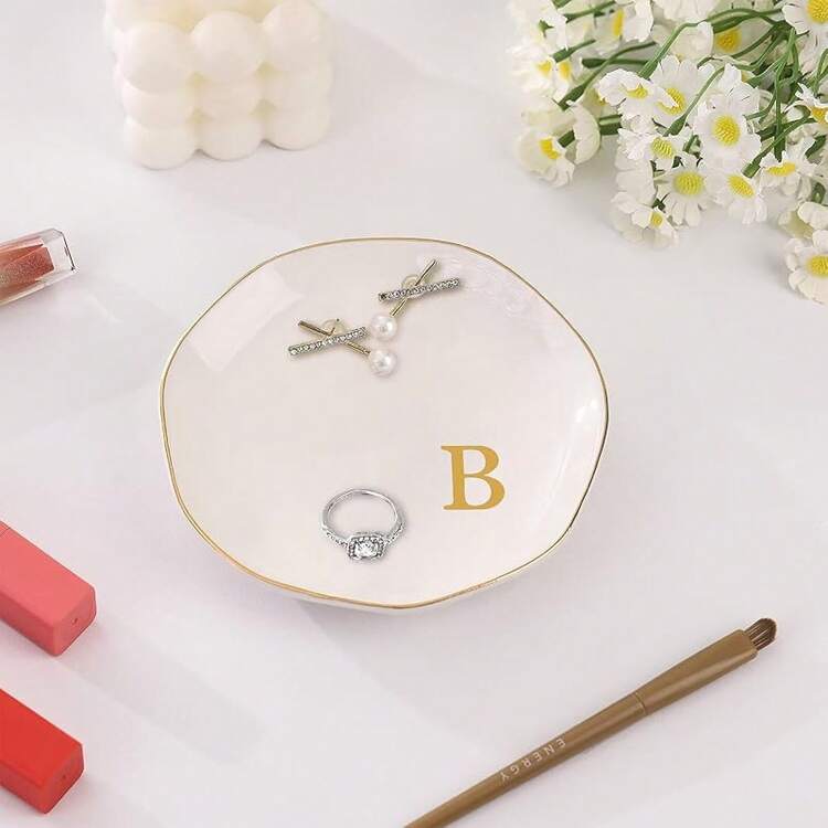 Bandeja de joyería de cerámica, plato de anillo inicial personalizado, elegante bandeja de baratija para anillos, aretes, pulseras, collares, soporte de joyería decorativo blanco para mujer - Letra B - Añade 5