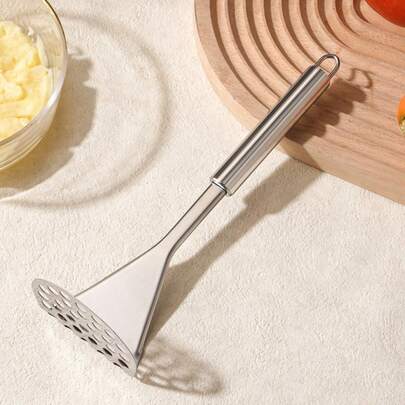 1 pieza Herramienta de prensa multiusos de acero inoxidable, color plateado, mango antideslizante y superficie de prensado afilada, material resistente a la oxidación, tritura patatas, verduras, ajo y extrae jugos, operación manual eficiente, para cocinar en casa, preparar comidas, hornear, regalo ideal para el Día de San Valentín, Día de la Madre, inauguración de la casa, Año Nuevo