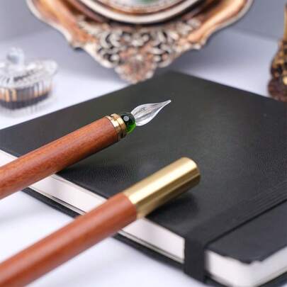 1 st. trähandtag i glas, kalligrafiskrivande brevpapper, gåva