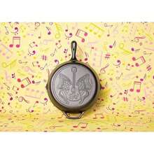 Lodge Dolly Parton Mini Rockstar - Sartén para guitarra de hierro fundido de 4.5 pulgadas, lavar a mano pieza de coleccionista, sartén de hierro fundido para uso individual o decorativo(30,48cm) - Multicolor - Ver 5