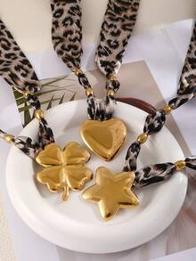 1pc Sexy Fashion Leopard Print Silk Scarf Necklace Titanium Steel Heart Four-Leaf Clover Star Bead Necklace For Women Perfect For Outings, Parties, And Everyday Wear 18K Gold-Plated Elegant And Versatile Women Jewelry Leopard Print Jewelry Gift Valentine's Day Gift
