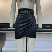 Europäische und amerikanische Damenmode Leder Rüschenschnitt Halbrock Neuer Reißverschluss Unregelmäßiger Sexy Bodycon Rock Kurzer Rock Heißer Verkauf SU2675