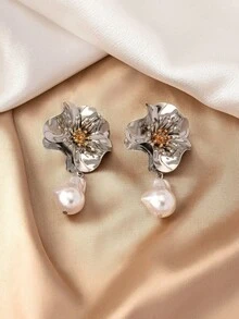 زوج من الأقراط الأنيقة المزينة بالهندسية والزهور والخرز اللؤلؤي