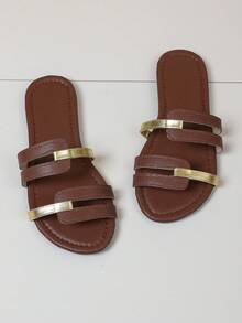 Sandalias deslizantes con múltiples correas y detalles metálicos para mujer, de punta abierta, tacón plano, estilo elegante, color marrón, material de piel sintética, zapatos de verano para uso diario y fiestas - Marrón - Ver 10