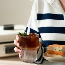 100支独立包装的纸吸管，有白色和原木色两种颜色可选，直径8毫米/0.31英寸，长度有200毫米和230毫米两种规格。这款纸吸管是人造珍珠奶茶的理想之选，也适用于酒吧、饮品店、餐厅等场所。 - 彩色 - 查看 2