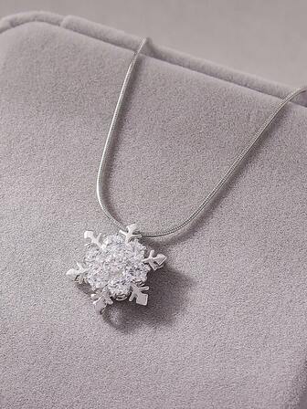 1件韩式极简撞色四叶草花朵水钻几何雪花吊坠项链，独特设计，优雅百搭，适合度假、约会、拍照、街头、派对、万圣节、国庆节、圣诞节等场合，是送给女性的礼物，日常佩戴也十分百搭。