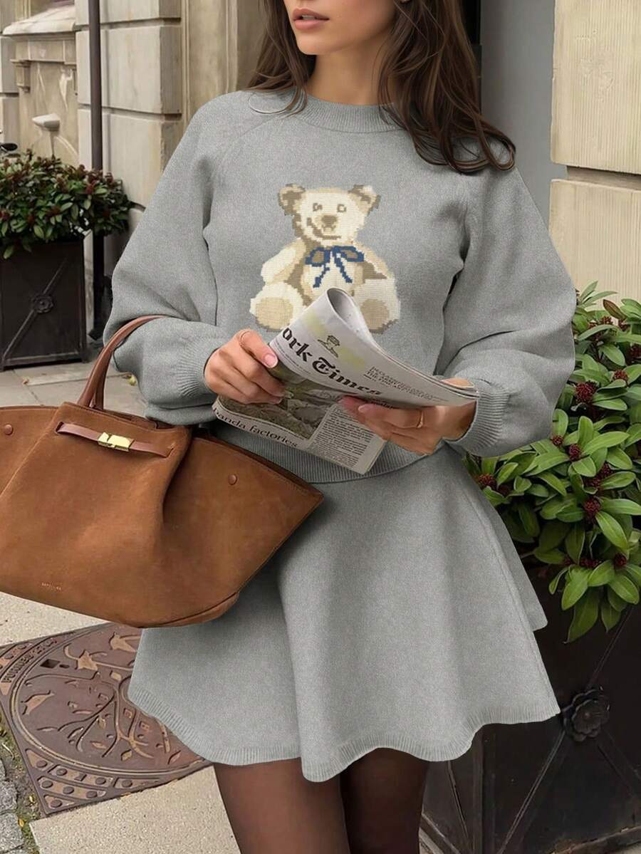 Set de suéter y falda de punto acanalado con patrón de oso, de manga raglán y cuello redondo, elegante y casual para mujer, adecuado para salidas de primavera, citas, vuelta al colegio y estilo callejero - Gris Claro - Ver 1