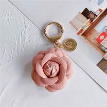 1pc Fashionable Faux Leather Camellia Keychain - Elegant Women'S Coin And Rose Pendant, Perfect For Backpacks, Keys, And Car Accessories In Black, White, Pink | Floral Keychain With Golden Coin Detail - 1 cái màu đen - Xem 11