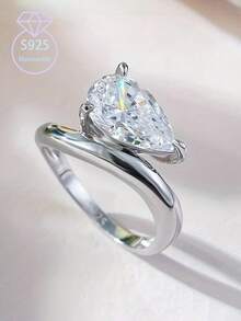KAHOOT This Brand New 925 Sterling Silver Pear-Shaped Ring Is Set With A 1.5 Carat Teardrop-Shaped Moissanite, Making It The Perfect Choice For The Autumn And Winter Seasons. Suitable For Both Men And Women, It Can Also Be Worn As An Engagement Or Wedding Ring By Couples. Suitable For Daily Wear, Engagements, Weddings, Mother's Day, Back-To-School, Christmas, Thanksgiving, Halloween, Valentine's Day, Birthdays, And Anniversaries. - 1.5克拉 - 查看 12