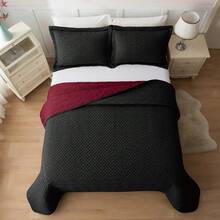 Elegant Comfort 3pcs Majestic Quilt Set Bedspreads, Ultra-Soft Comfortable Bedspread With 2 Pillow Shams Bedding, Machine Washable, Quilted Reversible Bedspread Coverlet Set, Full/Queen, King/California King And Twin/Twin XL Size Bed For All Seasons, Christmas Decorations Gifts, Cozy Winter Styles, Holiday Décor - 黑色/酒紅色 - 查看 5