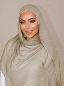 1条女士纯色粘胶纤维头巾，柔软宽边头巾，多功能防晒头巾，适合日常穿着。