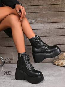 Botas de cano curto com salto médio e sola grossa, modelo curto e elegante, com zíper lateral, perfeitas para o outono/inverno. Versáteis e modernas, com efeito emagrecedor para mulheres plus size. - Preto - Ver 2