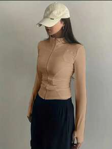 Women's Long-Sleeved Turtleneck T-Shirt With Front Zipper, Made Of Suplex Fabric, Soft, Lightweight, For Everyday Casual Workouts. (Keywords: Women's Long-Sleeved T-Shirt, Turtleneck T-Shirt, Zippered T-Shirt, Suplex T-Shirt, Fitted T-Shirt, Beige T-Shirt, Black T-Shirt, White T-Shirt, Size S, Size M, Size L, Gym T-Shirt, Workout T-Shirt, Fitness T-Shirt, Training T-Shirt, Casual T-Shirt, Basic T-Shirt, Everyday T-Shirt, Comfortable T-Shirt, Cold Weather T-Shirt, Winter T-Shirt) - 鏽棕色 - 查看 3