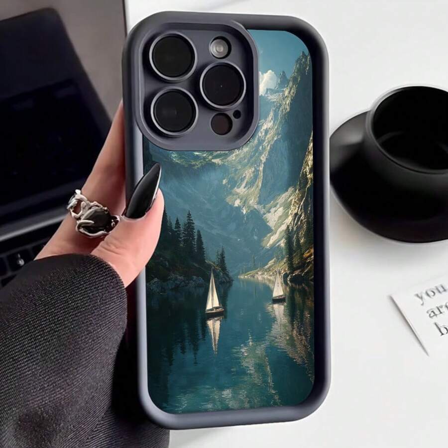Cubierta de telefono con borde negro y diseño de paisaje montañoso con barcos en lago para iPhone 14 Pro Max estilo natural y relajante para uso diario y viajes - Blanco - Ver 1