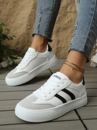 1 par platåsneakers i kontrastfärg: Minimalistiska vita och svarta kontrastfärger, tjock sula för extra höjd och komfort, snörning för fotomslutande passform, lämpliga för vardagsbruk, pendling på campus, ett mångsidigt och bekvämt plagg för en fräsch och energisk stil.