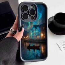 Cubierta de telefono con borde negro diseño de casa iluminada en noche con auroras boreales y barco en agua reflejante para uso diario y viajes - Negro - Ver 1