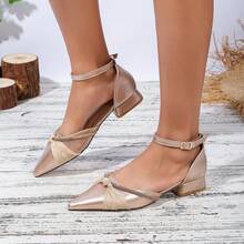 Décolleté con punta affusolata e tacco largo, con design traforato. Scarpe eleganti e versatili, adatte per l'ufficio e le uscite, con fiocco decorato con strass e tacco spesso. Disponibili in vari colori tra cui oro, argento, bianco, albicocca, ideali per uno stile femminile e casual. - Dorato - Visualizzare 15