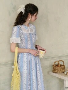 Simple Retro 女士复古波西米亚风中长连衣裙，彼得潘领，撞色蕾丝，花卉拼接荷叶边下摆，腰带A字裙 - 藍色 - 查看 8