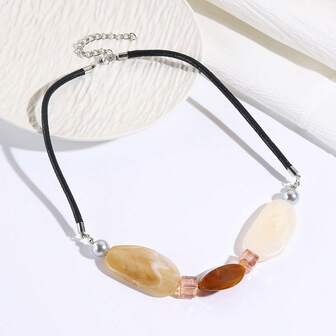 قلادة أكريليك متعددة الاستخدامات بتصميم غير متماثل وألوان بسيطة للنساء قطعة واحدة