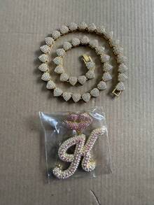 CVNANA قلادة سلسلة مربوطة مزخرفة مليئة بالألماس للرجال والنساء، قلادة حرف الهيب هوب لشفة الشفاه المزخرفة، هدية مجوهرات للفتيات.