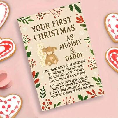 사랑스러운 테디 베어가 아기 블록과 함께 있는 "엄마 & 아빠로서의 첫 크리스마스" 기념 카드 - 소중한 가족 이정표를 위한 축제적인 호랑가시나무 열매와 눈송이 디자인으로 새로운 부모됨의 전환을 기념하는 시적인 메시지