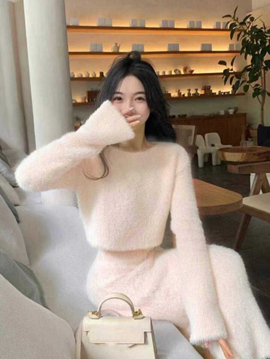 两件套优雅针织毛衣和修身半裙套装，精致优雅