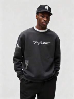 بلوزة رياضية بياقة طاقم وتصميم فضفاض مع طباعة شعار للرجال