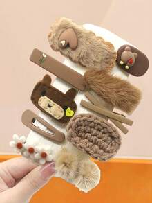 20个/套柔软毛绒针织发夹套装，采用毛绒、针织、蕾丝等材质，并饰有小熊、花朵等可爱元素——适合女孩和女士，可轻松打造慵懒马尾、俏皮半扎发或优雅发髻，是冬季的理想之选，也是馈赠佳品和发饰。