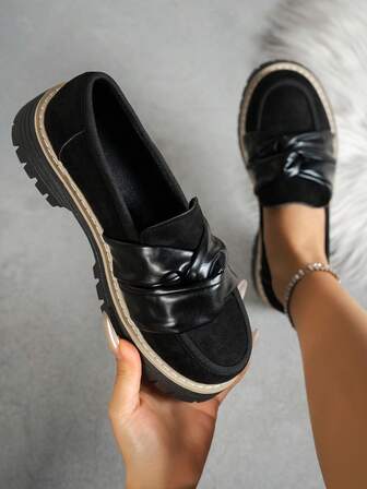 Un par de mocasines clásicos, retro, versátiles y que aumentan la altura para mujeres. Adecuados para el uso casual diario o el atuendo de oficina elegante. El diseño de la parte superior muestra el encanto retro del zapato, convirtiéndolo en un elemento esencial en el guardarropa estacional de una mujer.