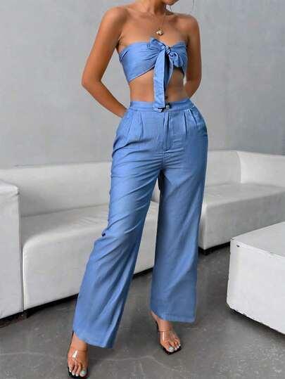 Conjunto Denim Azul Claro con Top Strapless de Lazo Decorativo y Pantalón Holgado de Talle Alto - Estilo Fresco Veraniego para Mujer, Outfit Playero o Urbano, Combina con Sandalias Tejanas y Bolso de Paja