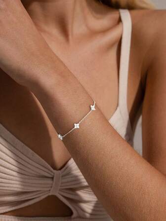 Fashionable Retro Stainless Steel New Lucky Four-Leaf Clover Zirconia Bracelet, Suitable For Daily Wear And Gatherings