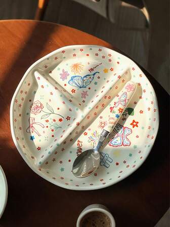 半只可爱猫咪图案陶瓷盘，粉白相间的猫咪设计，精致的浮雕细节，适合盛放食物，可搭配其他餐具，是少女风家居装饰和日常用餐的理想之选。