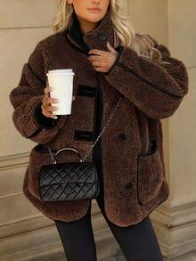 大码时尚高领泰迪熊外套，撞色滚边和口袋，插肩袖，梭织面料，常规长度，圣诞节女士仿皮草外套，新年女士开衫毛衣 - 咖啡棕 - 查看 1