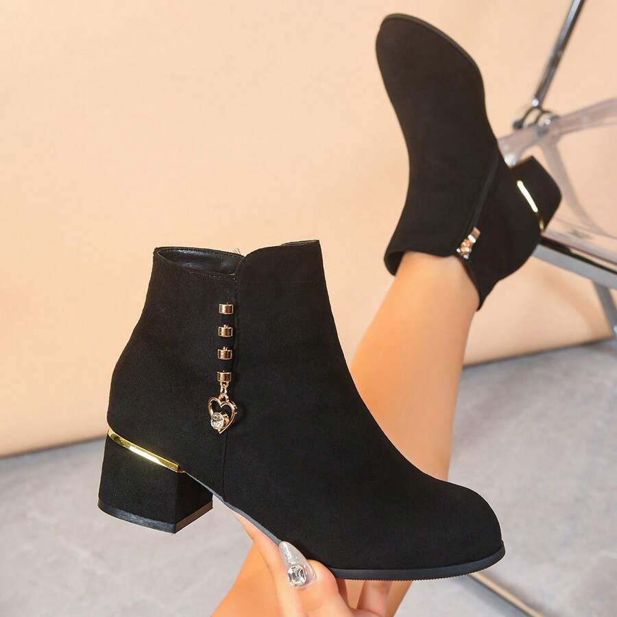 Botines de tacón grueso de ante para mujer, con decoración de colgante de corazón de metal, cómodos para ir al trabajo, elegantes y de moda, estilo UE/EE. UU., adelgazantes y que aumentan la altura, adecuados para otoño/invierno - Negro - Ver 1