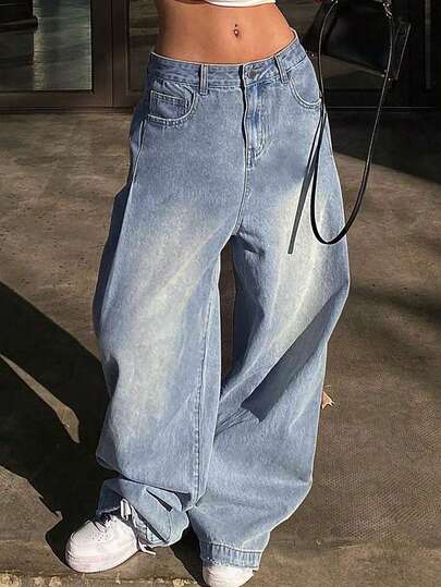 女士休闲浅蓝色牛仔裤，阔腿设计，无弹力面料，长款宽松版型，时尚百搭，带纽扣和拉链口袋。