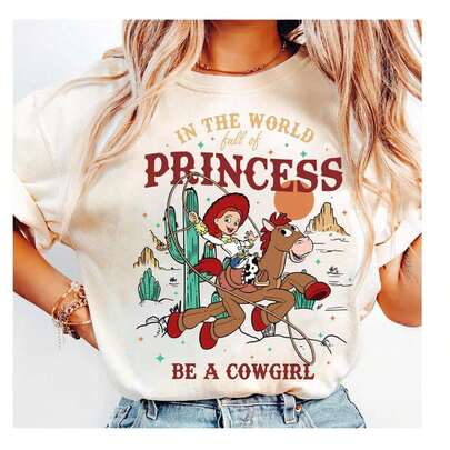Camiseta de Pixar T1oY1 Story Jessie y Tiro al Blanco en un mundo lleno de princesas, sé una vaquera, regalo de vacaciones familiares de Magic Kingdom Land220 g C1AmiS1eta para hombre 100 % aL1Godón de diseño minimalista sin etiqueta. Apto para todas las perS1onas, ya sean mujeres o hombres. Tejido duradero de alta C1Alidad apto para todas las costuR1AS, suave al tacto pero duradero. Tops transpirables. Conjuntos de otoño para mujer, conjuntos de vaC1Aciones para mujer, disfraz de Halloween para mujer