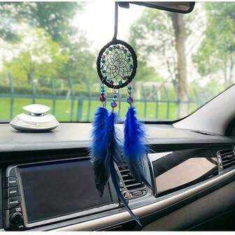 手工制作的蓝色羽毛捕梦网汽车挂饰