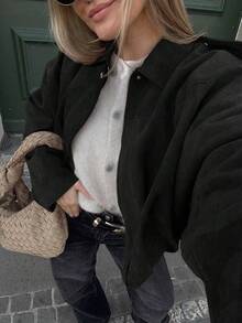 Jachetă de damă din piele întoarsă artificială, cu mânecă lungă, la un singur nasture, casual, potrivită pentru ținute de primăvară. Jachetă scurtă verde militar cu buzunar și nasturi metalici, potrivită pentru ținute de primăvară și toamnă.