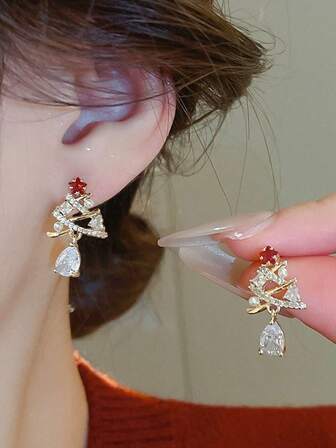 1 对简约圣诞系列奢华时尚小巧可爱合成锆石红色圣诞树耳钉，小众设计耳环适合女性日常和节日佩戴