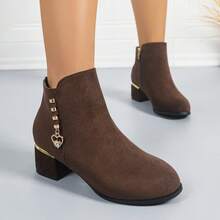 Botines de tacón grueso de ante para mujer, con decoración de colgante de corazón de metal, cómodos para ir al trabajo, elegantes y de moda, estilo UE/EE. UU., adelgazantes y que aumentan la altura, adecuados para otoño/invierno - Café integral - Ver 4