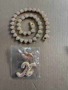 CVNANA قلادة سلسلة مربوطة مزخرفة مليئة بالألماس للرجال والنساء، قلادة حرف الهيب هوب لشفة الشفاه المزخرفة، هدية مجوهرات للفتيات.