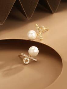 一对925纯银耳环，镶嵌立方氧化锆和淡水珍珠，饰以百分比符号设计，独特时尚珠宝，是送给女性、女友、母亲、朋友的礼物，日常佩戴佳品。