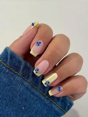 24片可爱小蓝莓方形短指甲，浅黄色柔和法式方形按压式指甲，全覆盖3D按压式指甲套装，可重复使用。适合女孩/女士、演员在舞台表演、节日派对、舞蹈、婚礼、日常佩戴及其他场合使用。