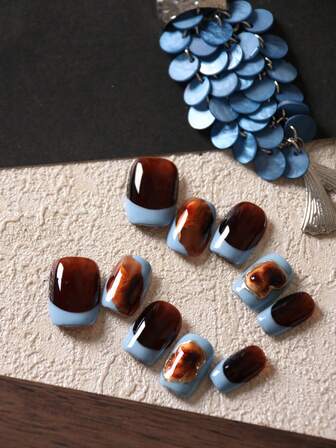 10片装亚克力法式蓝琥珀色光晕美甲贴片，短款，适合办公室日常佩戴，套装包含1张粘合贴片和1个迷你指甲锉。