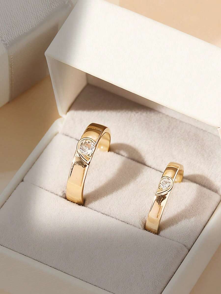 两枚不对称情侣戒指、一对心形戒指、一枚开口式仿真钻石结婚戒指，以及一个男女皆宜的简约礼盒。