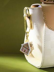 1pc Fashionable & Elegant Enamel Glazed Cubic Zirconia Openable Candy Snow House Christmas Ornament Gingerbread House Pendant Necklace, Suitable For Women's Sweet & Graceful Party Jewelry, Bag, Keychain Pendant, Christmas Gift