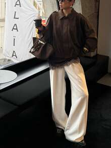 女士常规款仿麂皮长袖单排扣宽松休闲外套，适合春季穿着；女士口袋金属纽扣短款军绿色外套，适合春秋季穿着。